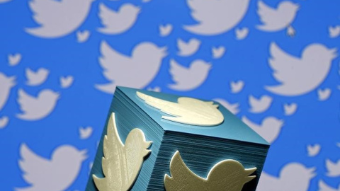 Una impresión en 3D del logo de Twitter. REUTERS/Dado Ruvic