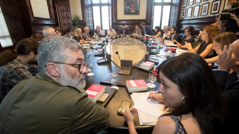 El presidente de la cámara catalana, Roger Torrent (c) durante la reunión de la Mesa del Parlament, que ha encargado hoy un informe jurídico a los letrados de la cámara sobre la resolución del juez Pablo Llarena que suspende a los seis diputados acus