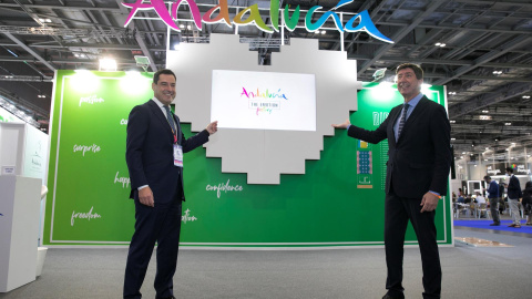 El presidente de Andalucía, Juanma Moreno (i), y el vicepresidente y consejero de Turismo, Juan Marín (d), visitan el stand de Andalucía durante la primera jornada de la WTM que se celebra en Londres, este lunes 1 de noviembre de 2021.