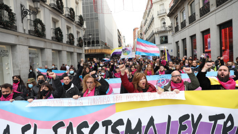 Varias personas sostienen una pancarta donde se lee "Contra el fascismo Ley Trans", en una manifestación contra las agresiones al colectivo LGTBI, a 20 de noviembre de 2021, en Madrid.