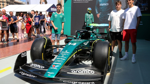 Tres aficionats fotografiant-se amb el monoplaça de Fernando Alonso al Barcelona Fan Festival