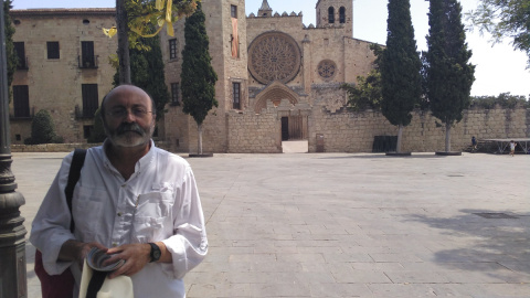 El professor de la UAB Xavier-Giró, davant del Monestir de Sant Cugat del Vallès. / AF.