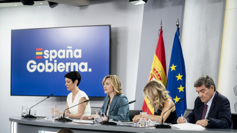 Elma Saiz, Pilar Alegría, Yolanda Díaz y José Luis Escrivá, en la rueda de prensa ofrecida este martes desde Moncloa tras el Consejo de Ministros.