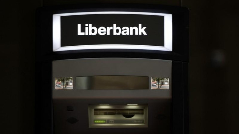 Un cajero automático en una oficina de Liberbank en Oviedo. REUTERS/Eloy Alonso