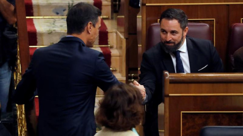 El presidente del Gobierno en funciones, Pedro Sánchez, saluda al líder de Vox, Santiago Abascal. - EFE