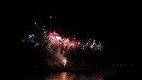 Imatge dels focs artificials disparats per la pirotècnia gallega en el primer dia de la 32a edició del Concurs Internacional de Focs Artificials Ciutat de Tarragona