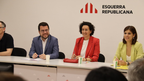 El president de la Generalitat en funcions, Pere Aragonès, la secretària general d'ERC, Marta Rovira i la portaveu del grup parlamentari, Marta Vilalta, durant la reunió de la permanent aquest dilluns