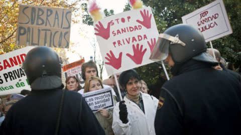 Manifestantes contra la privatización de la sanidad, a las puertas de la Asamblea.