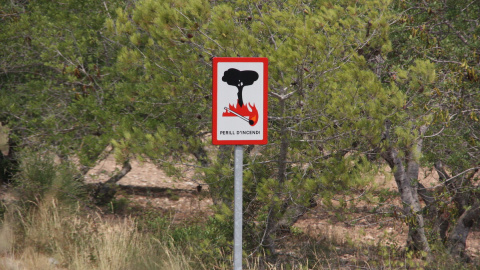 Senyal de perill d'incendi en una carretera a prop dels Pallaresos.