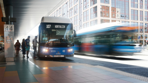 11/07/2019.- Varias personas se montan en el autobús de la EMT, línea 107, en la estación de autobuses de Plaza de Castilla./ EUROPA PRESS