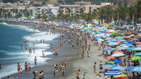 Las playas de Motril, en Granada, abarrotas durante el mes de julio por el aumento de las temperaturas.