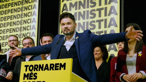 Gabriel Rufián i la cúpula d'ERC celebrant el triomf a les eleccions d'aquest 10 de novembre. EFE / Toni Albir.