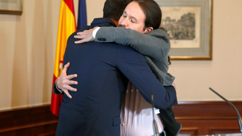 El presidente del Gobierno español en funciones, el socialista Pedro Sánchez, iz., y el líder de Unidas Podemos, Pablo Iglesias,d., se abrazan en el Congreso de los Diputados. /EFE