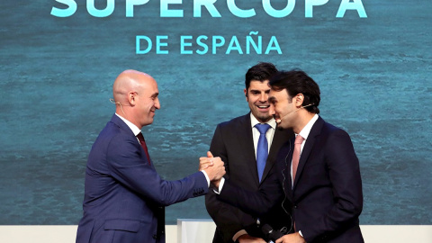 11/11/2019.- El presidente de la Real Federación Española de Fútbol, Luis Rubiales (i) y el presidente de la autoridad general del deporte de Arabia Saudí, el príncipe Abdulaziz Bin Turki Alfaisal. / EFE