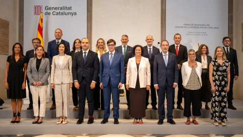 El president de la Generalitat de Catalunya, Salvador Illa (c), posa junto a los nuevos consellers durante el acto de toma de posesión del Govern catalán, en el Palau de la Generalitat.