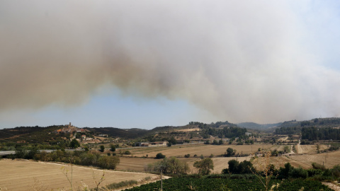 El fum de l'incendi de Ciutadilla, visible des de la distància