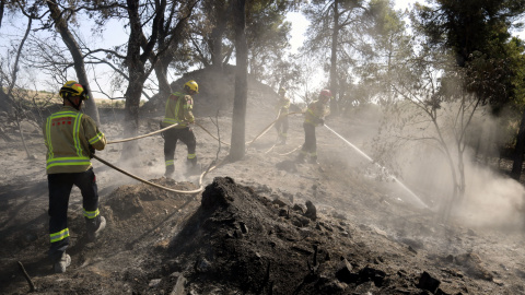 Bombers remullant la zona de l'incendi de Ciutadilla aquest dijous al matí