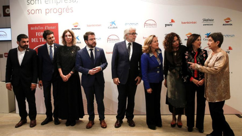 Las ministras Nadia Calviño, Margarita Robles y María Jesús Montero junto al presidente de Foment de Treball, Josep Sanchez Llibre, y al vicepresidente de la Generalitat, Pere Aragonés. /EFE