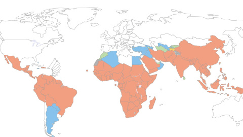 Malaria en el mundo. En el área rosada persiste la enfermedad. Los países en azul, verde y amarillo fueron declarados libres de malaria recientemente o están en proceso de conseguirlo.