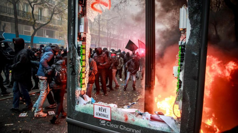 Manifestantes se enfrentan a la policía antidisturbios francesa durante una protesta contra la reforma de las pensiones