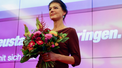 Sahra Wagenknecht, lider del partido que lleva su nombre (Buendnis Sahra Wagenknecht, BSW; o Alianza Sahra Wagenknecht), con un ramo de flores celebrando los resultados de su formación en las elecciones en el lánder de Turingia en la noche electoral, en