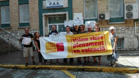 Acció de protesta de la Plataforma per la Llengua a les portes del Centre Sanitari Joan Llorenç, a València, per denunciar cas de ginecòloga que no volia atendre un pacient per parlar valencià