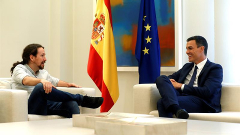 El presidente del Gobierno, Pedro Sánchez (d), y el secretario general de Podemos, Pablo Iglesias (i), durante el encuentro que mantienen esta tarde en el Palacio de la Moncloa, en Madrid. EFE/ Kiko Huesca