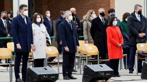 04/03/2021.- El presidente del Gobierno, Pedro Sánchez (i), junto con el ministro de Interior, Fernando Grande-Marlaska (c) y la ministra de Defensa, Margarita Robles (d) asisten junto con otras autoridades al acto en el que se destruirán varios centena