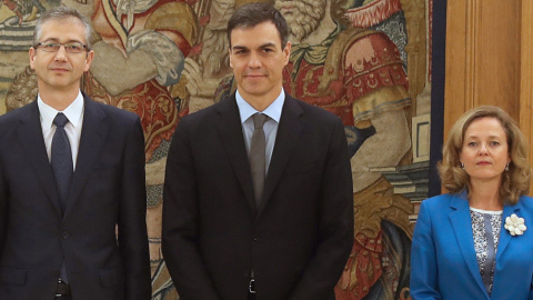 El presidente del Gobierno, Pedró Pérez, con el nuevo gobernador del Banco de España, Pablo Hernández de Cos (nombrado por Mariano Rajoy), y la ministra de Economía, Nadia Calviño, en el Palacio de la Zarzuela, el dia de la promesa de cargo del regu