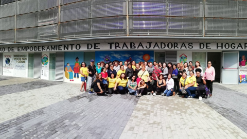 Trabajadoras del hogar frente a la sede del centro. / SEDOAC