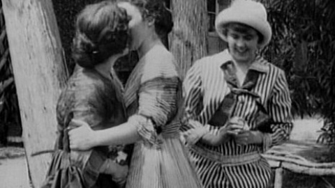 El primer beso lésbico en el cine en 'A Florida Enchantmen' (1914)