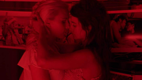 El beso de Scarlett Johansson y Penélope Cruz en 'Vicky Cristina Barcelona' (2008)