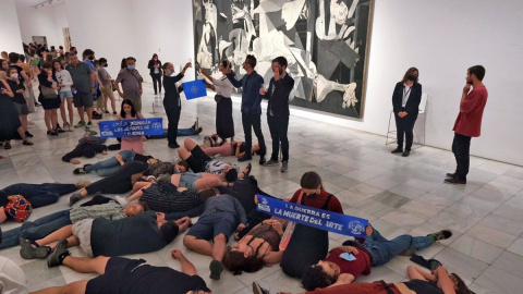 Performance de Rebelión o Extinción y Juventud por el Clima frente al 'Guernica' de Picasso, en el Museo Reina Sofía de Madrid, a 27 de junio de 2022.