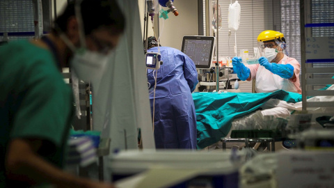 Varios sanitarios trabajan este martes en la Unidad de Cuidados Intensivos de coronavirus del Hospital de Galdakao (Bizkaia).