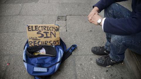 Un hombre pide limosna en una calle del centro de Ourense. EFE/Archivo