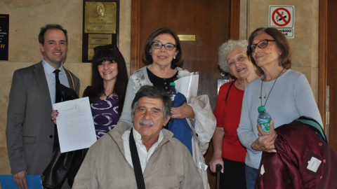 El abogado Máximo Castex (izquierda), una de las tres primeras querellantes originales (Adriana Fernández) y el fallecido abogado Carlos Slepoy frente al juzgado de Servini de Cubría, en los tribunales federales de Buenos Aires.