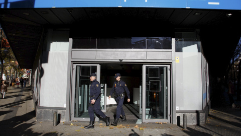 Dos agentes de Policía salen de la sede del PP en la madrileña calle de Génova, tras el registro realizado en diciembre de 2013 durante 14 horas en busca de documentación sobre el pago en B de las obras del edificio, en . REUTERS/Paul Hanna