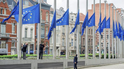 Varios operarios izan las banderas de la Unión Europea a media asta delante del edificio de la Comisión Europea en honor a las victimas del atentado en Niza ocurrido durante el día de la Bastilla, en Bruselas, Bélgica, hoy, 15 de julio de 2016. Al men