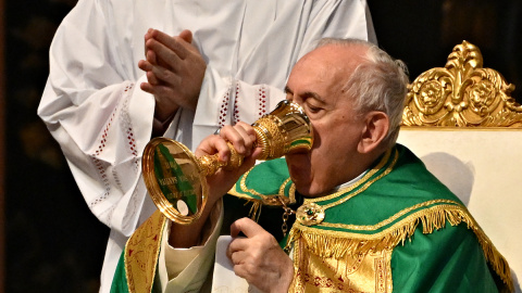 El Papa Francisco celebra una Santa Misa para la comunidad congoleña, en la Basílica de San Pedro en el Vaticano el 3 de julio de 2022.