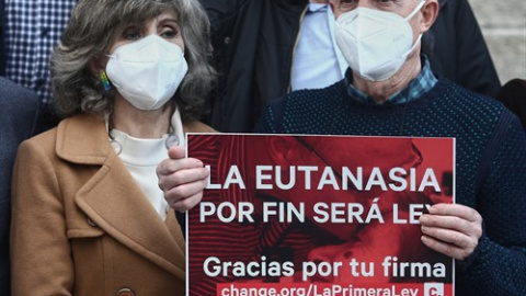 La exministra de Sanidad y actual secretaria de Sanidad de la Comisión Ejecutiva Federal del PSOE, María Luisa Carcedo (i), junto a Ángel Hernández (que ayudó a morir a su mujer, enferma de esclerosis múltiple) (d) celebran, frente al Congreso de lo