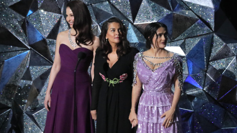 Las actrices Ashley Judd, Annabella Sciorra y Salma Hayek, durante la gala de los Oscar. REUTERS/Lucas Jackson