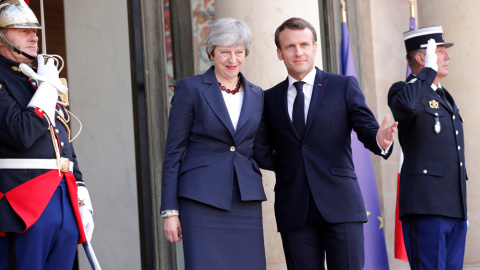 Emmanuel Macron saluda a Theresa May en el Palacio del Elíseo, en París. /REUTERS