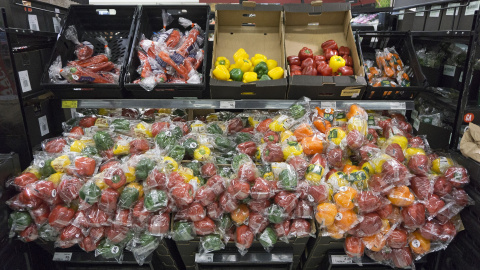 Pimientos envueltos en plástico en un supermercado de Gran Bretaña. AFP/Justin Tallis