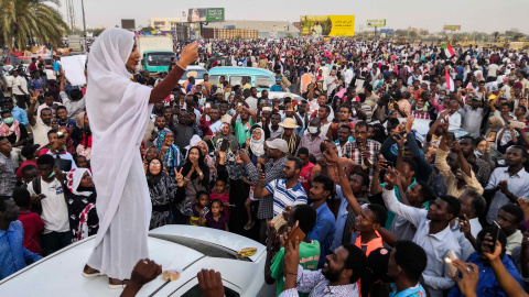 Alaa Salah, una mujer sudanesa con sus poderosos cantos de protesta contra Al-Bashir, se dirige a los manifestantes frente a la sede militar en la capital, Jartum, el 10 de abril de 2019 | AFP