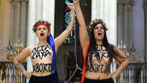 Dos activistas de Femen se encadenaron a un crucifijo de La Almudena de Madrid. / TWITTER DE FEMEN ESPAÑA