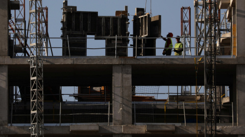 Trabajadores de la construcción en una edificación de viviendas en Madrid. REUTERS/Susana Vera