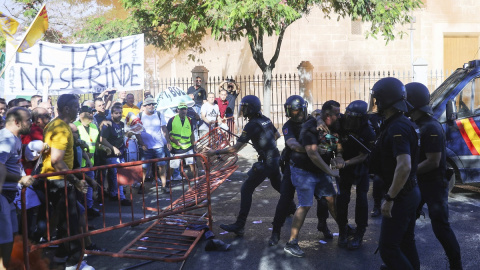 08/09/2022 Enfrentamientos entre la Policía y los manifestantes en la protesta convocada por el sector del taxi en Sevilla (Andalucía)