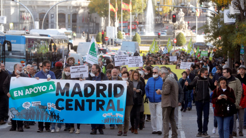 Manifestación en apoyo a Madrid Central que recorre la calle Alcalá desde la plaza de Cibeles a la Puerta del Sol. EFE/Ángel Díaz