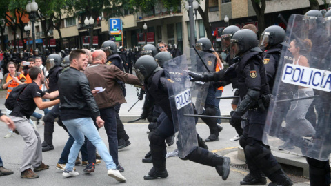 Cargas policiales durante el 1-O. EFE