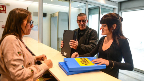 Xavier Godàs i Alba Camps entreguen els avals de Nova Esquerra Nacional